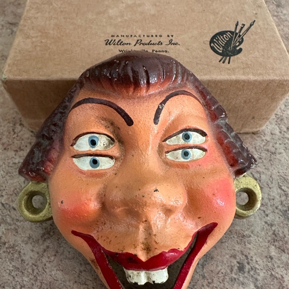 Vintage Wilton Products Inc Double Eyed Lady bottle opener! Original Box - Picture 3 of 5
